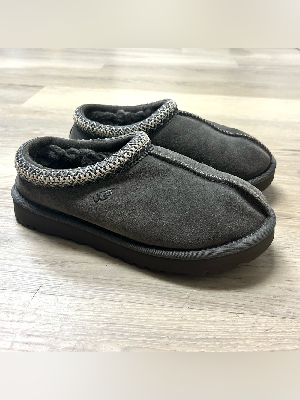 UGG Tasman Slippers Women Sz 7 Gray Suede Sheepskin Slip On Cozy Comfort - Picture 11 of 13
